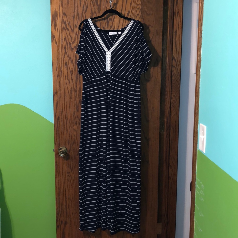 Flutter & Kick cold shoulder maxi maternity XL